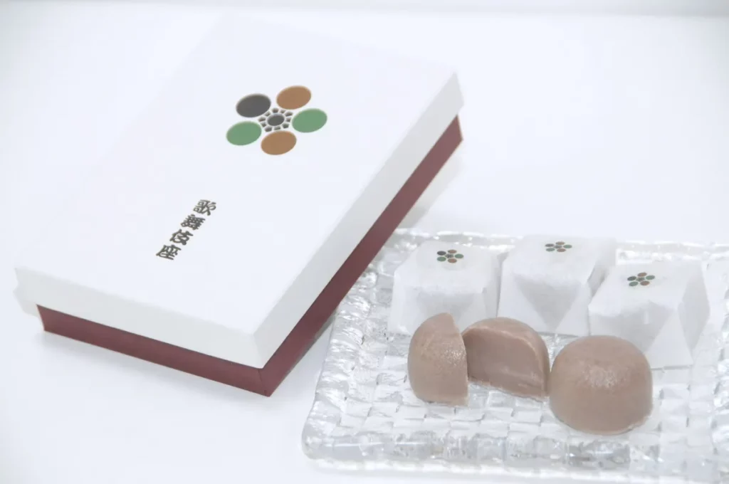 山田屋饅頭。以優雅甜度與絲滑口感聞名的傳統名點，佐上濃茶，輕輕品嘗日本初夏。圖像提供：歌舞伎座サービス