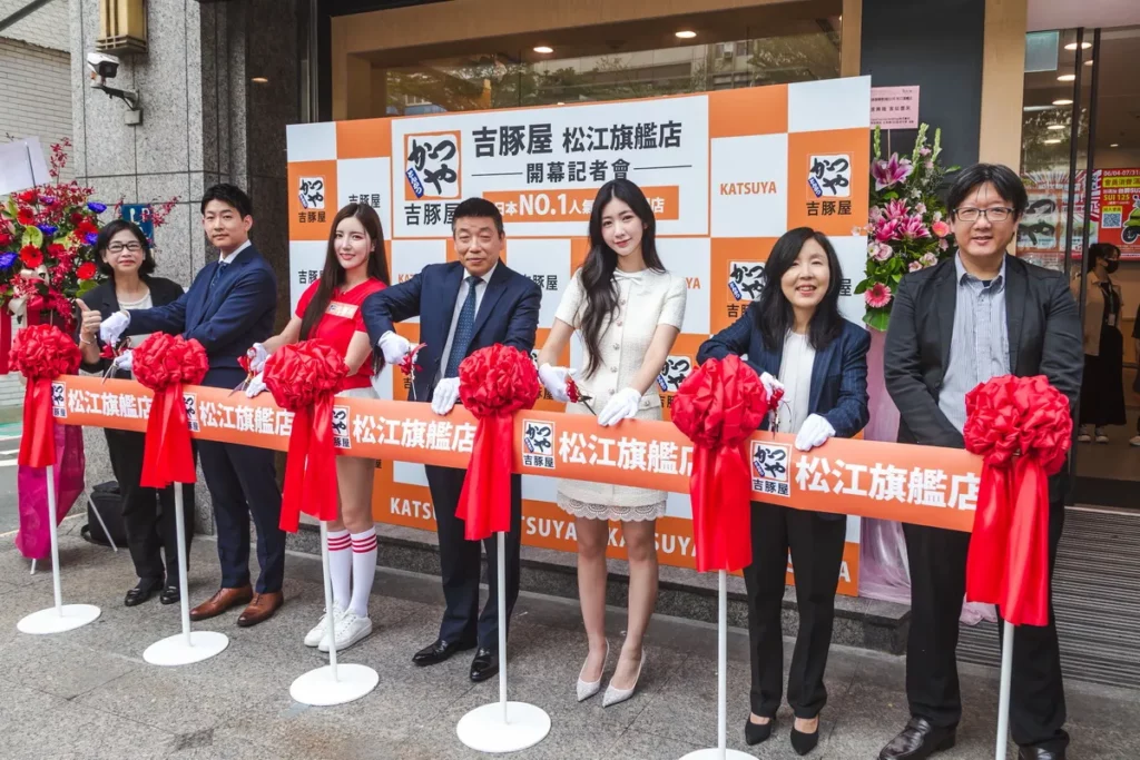 今日吉豚屋旗艦店開幕嘉賓(由左至右)：吉豚屋吳秋月執行長、日本吉豚屋藤崎圭人顧問、南珉貞剪綵嘉賓、吉豚屋劉榮清董事長、台隆集團黃筱涵企劃總監、台隆流通陳琪瑛執行長、吉豚屋陳逢時營運長