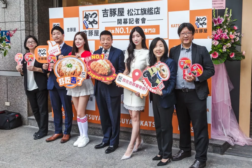 今日吉豚屋旗艦店開幕嘉賓(由左至右)：吉豚屋吳秋月執行長、日本吉豚屋藤崎圭人顧問、南珉貞剪綵嘉賓、吉豚屋劉榮清董事長、台隆集團黃筱涵企劃總監、台隆流通陳琪瑛執行長、吉豚屋陳逢時營運長