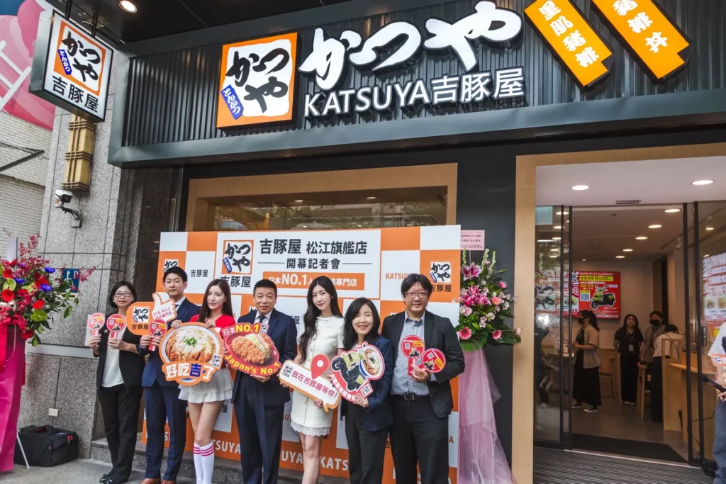 今日吉豚屋旗艦店開幕嘉賓(由左至右)：吉豚屋吳秋月執行長、日本吉豚屋藤崎圭人顧問、南珉貞剪綵嘉賓、吉豚屋劉榮清董事長、台隆集團黃筱涵企劃總監、台隆流通陳琪瑛執行長、吉豚屋陳逢時營運長