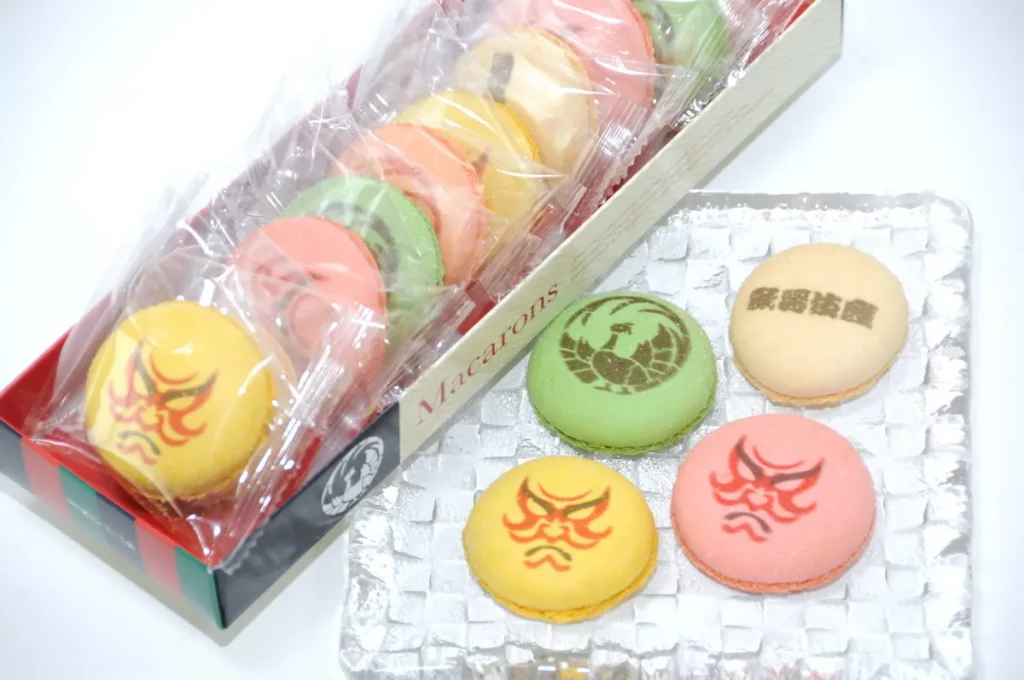 馬卡龍脆餅（Macaron Rusk）。色彩繽紛、視覺精美的洋菓子，融入歌舞伎臉譜意象的設計，人氣極高。圖像提供：歌舞伎座サービ