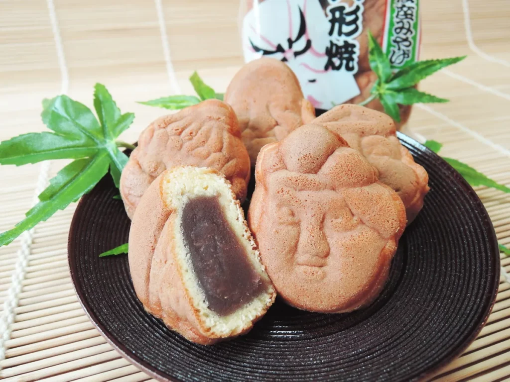 人形燒。經典的七福神造型，濕潤飽滿的餅皮與綿密內餡，代表歌舞伎座最經典的風味。圖像提供：歌舞伎座サービ