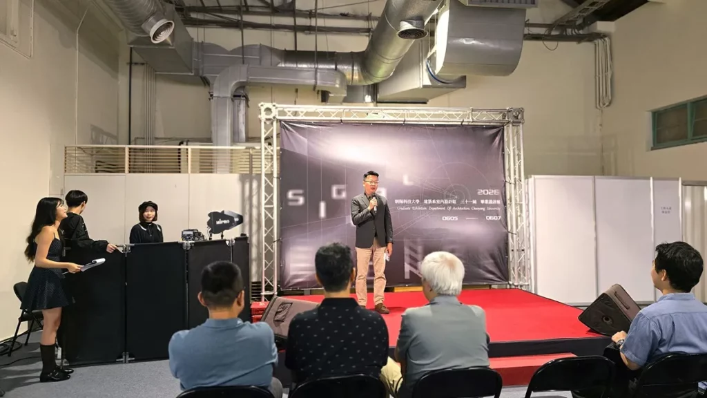 朝陽科大建築系主任郭柏巖表示,建築系室內設計組第31屆畢業設計展,完整呈現從議題發想、空間規劃、模型製作到展場呈現的學習歷程,象徵學生由青澀走向專業的轉化與實踐。(圖/陳惠玲攝影)