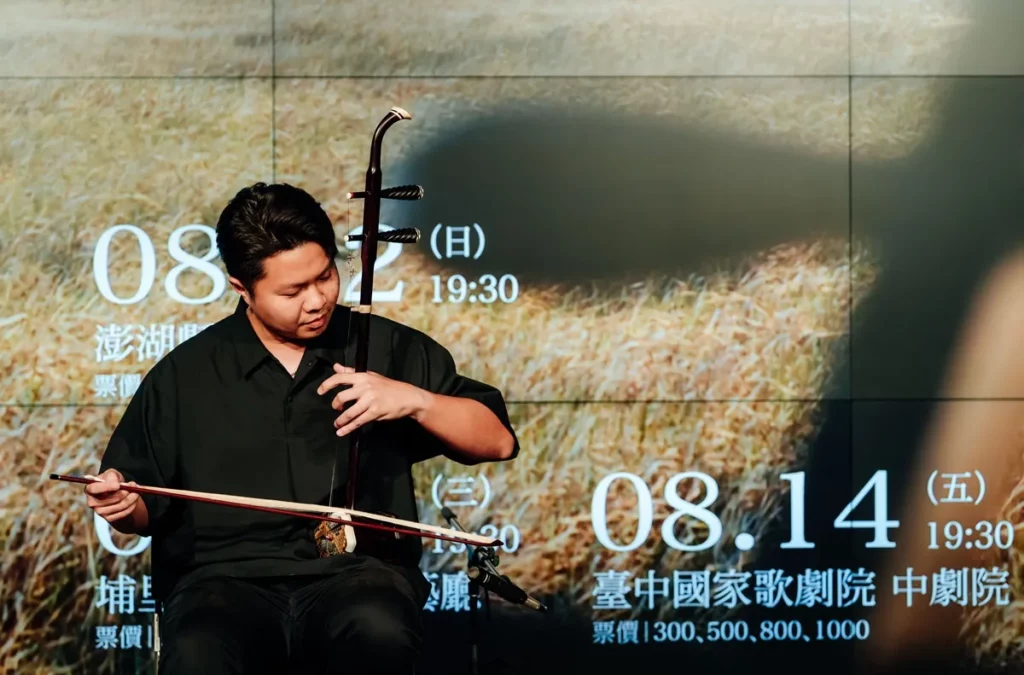 歌劇院舉行6月藝術好朋友分享會。DF現代音樂樂團首席蔣秉鈞演奏《海烽流火》中的〈餘燼〉片段，以細膩琴音描繪生命初生的意象。（圖/歌劇院提供攝影：陳建豪）