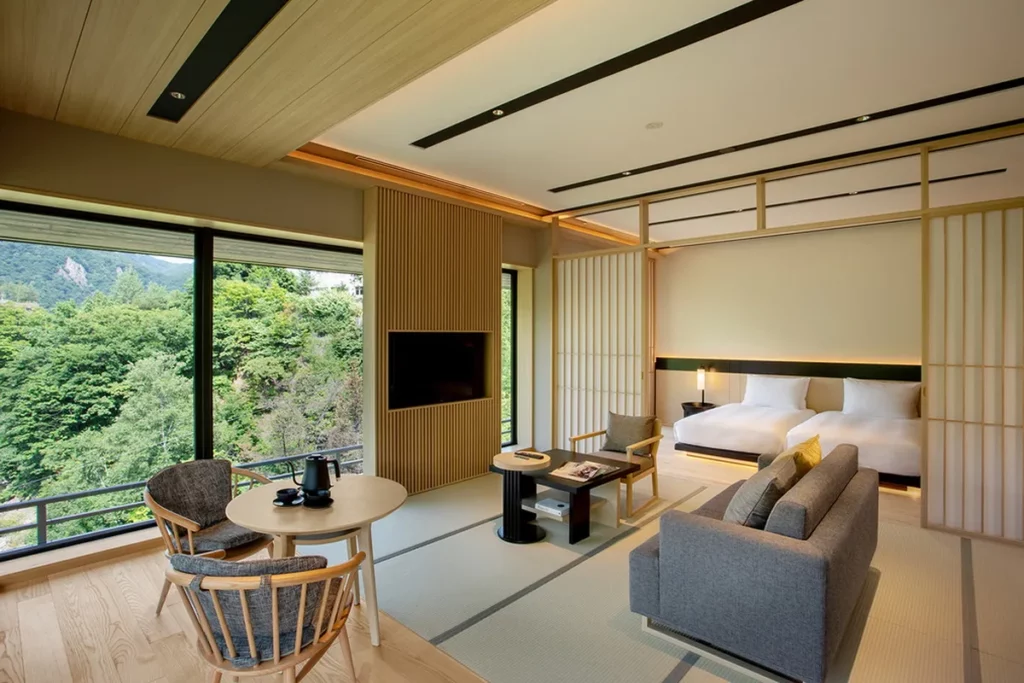 「Chalet Ivy Jozankei」則為旅人保留一段專屬於溫泉與靜謐山景的休憩時光,將北海道自然景致與精緻款待融入住宿體驗。(圖片由 Booking.com 提供)
