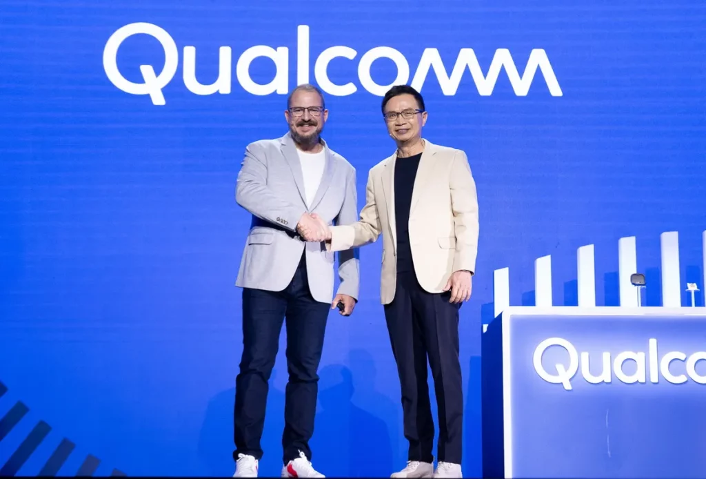 COMPUTEX匯聚頂尖企業領袖分享產業洞察與趨勢，以高通總裁暨執行長Cristiano R. Amon主題演講揭開序幕。左為高通總裁暨執行長Cristiano R. Amon、右為外貿協會董事長黃志芳。