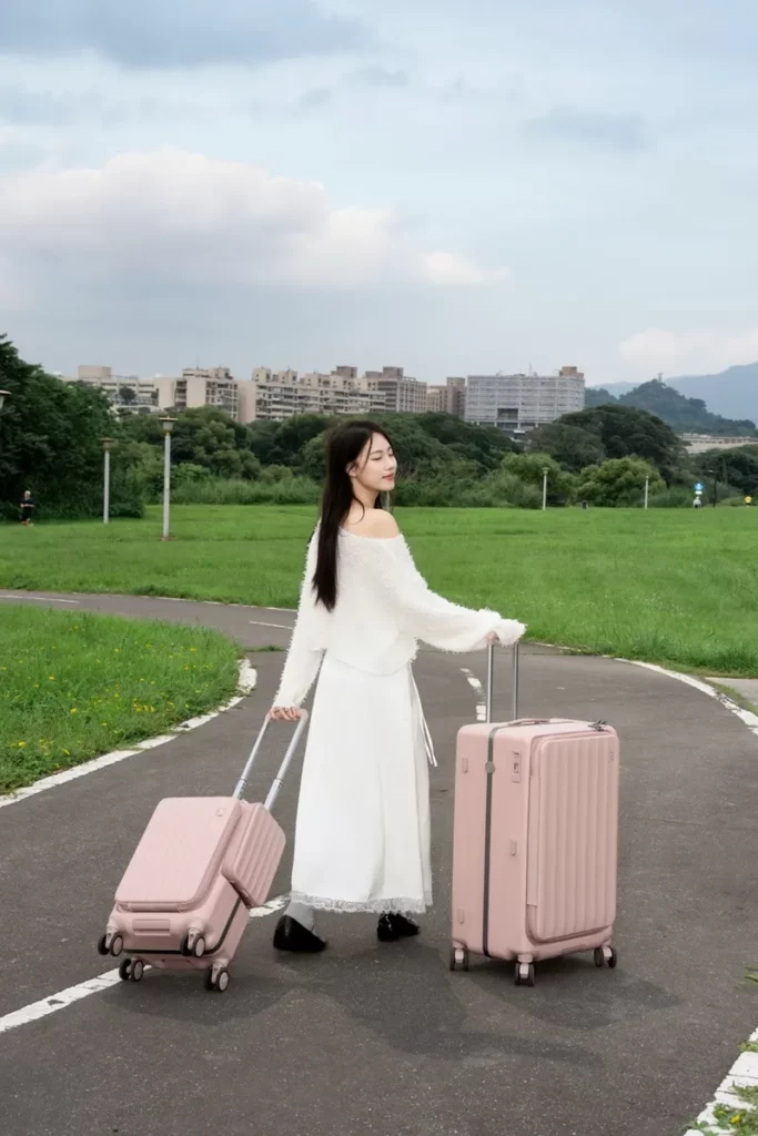 CROWN WAVE側袋箱從收納到移動細節 打造更從容的旅行節奏。