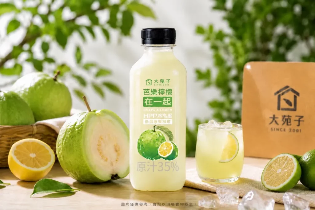 自6月29日起，大苑子宣布鮮果商城明星商品「芭樂檸檬在一起 HPP果汁 850mL」全面升級採用rPET（再生聚酯）環保再生瓶，正式啟動品牌包材循環革命。(圖片提供/大苑子)