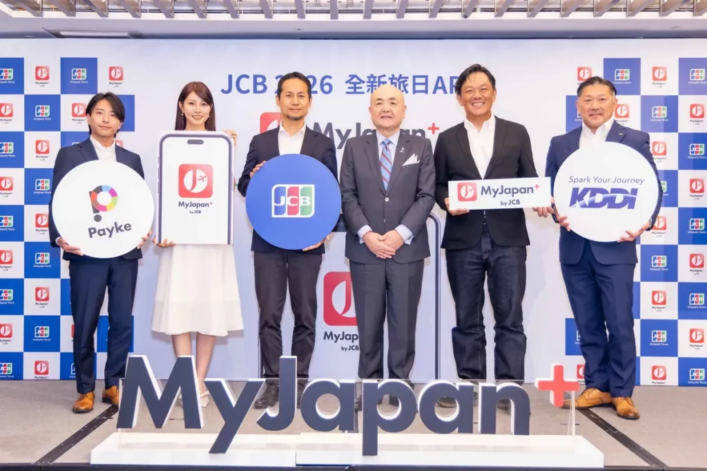 日本台灣交流協會台北事務所片山和之代表（右3）、JCBI陽川勝樹社長（左3）、JCB台灣森田亮總經理（右2）、KDDI Digital Life濱田達弥社長（右）、Payke古田奎輔社長（左）、活動大使阿部瑪利亞（左2）出席記者會合影。
