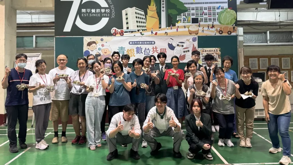 端午粽香串起世代情！開平餐飲推青銀共學讓長者學AI、學生學陪伴