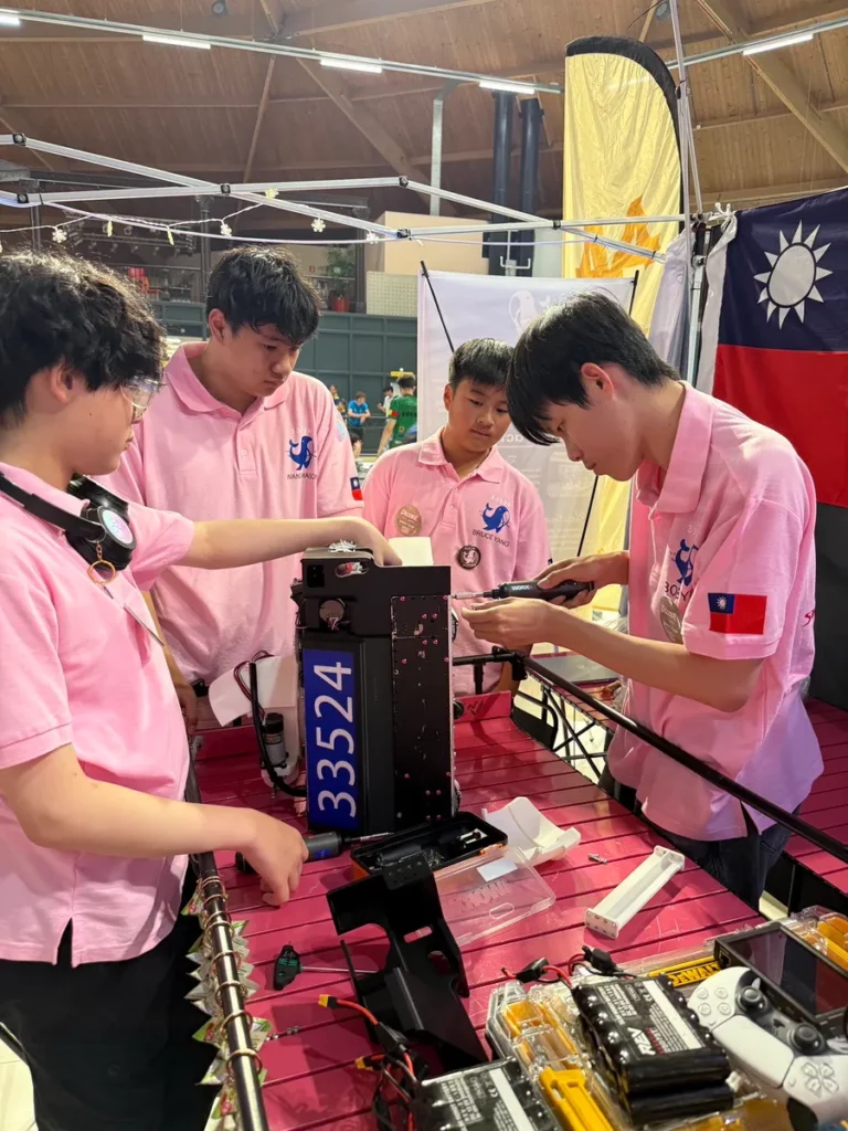 VIS國際實驗教育機器人研究社面對困境不放棄，主動向各國參賽隊伍尋求協助。募集淘汰零件，重新組裝一台可參賽的機器人。