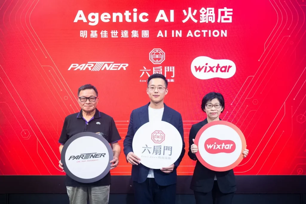 拍檔亞太台灣事業區總經理 蘇東榮（左）、六扇門餐飲集團總經理李育瑄（中）、及星益欣執行⻑康惠媚（右）聯手於COMPUTEX 打造全球首間AI火鍋店