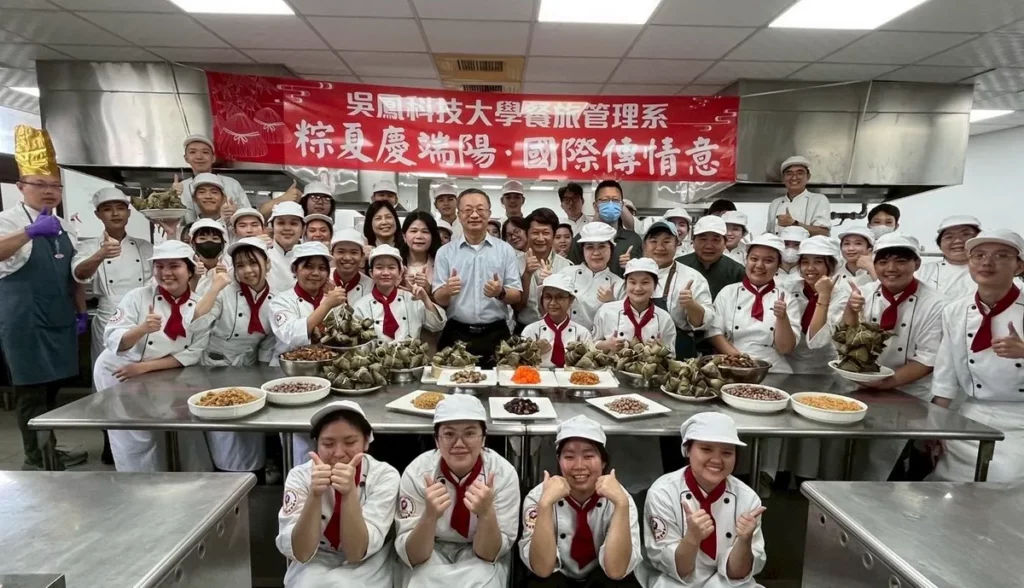 吳鳳科大蔡宏榮校長、餐管系師長及外籍學生共同體驗臺灣傳統包粽。校方以實際行動傳遞對國際生的溫暖關懷,彰顯校園多元共融精神。