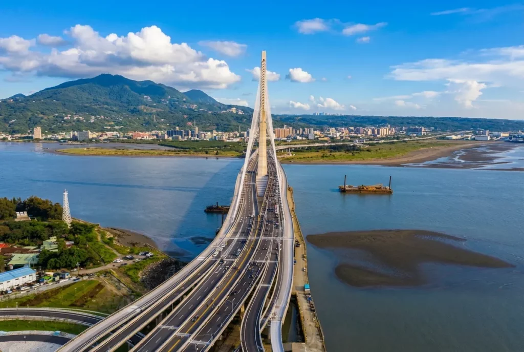 隨著暑假旅遊旺季到來，加上淡江大橋正式通車，淡水成為北台灣親子出遊的人氣目的地。(圖 將捷金鬱金香酒店 提供)