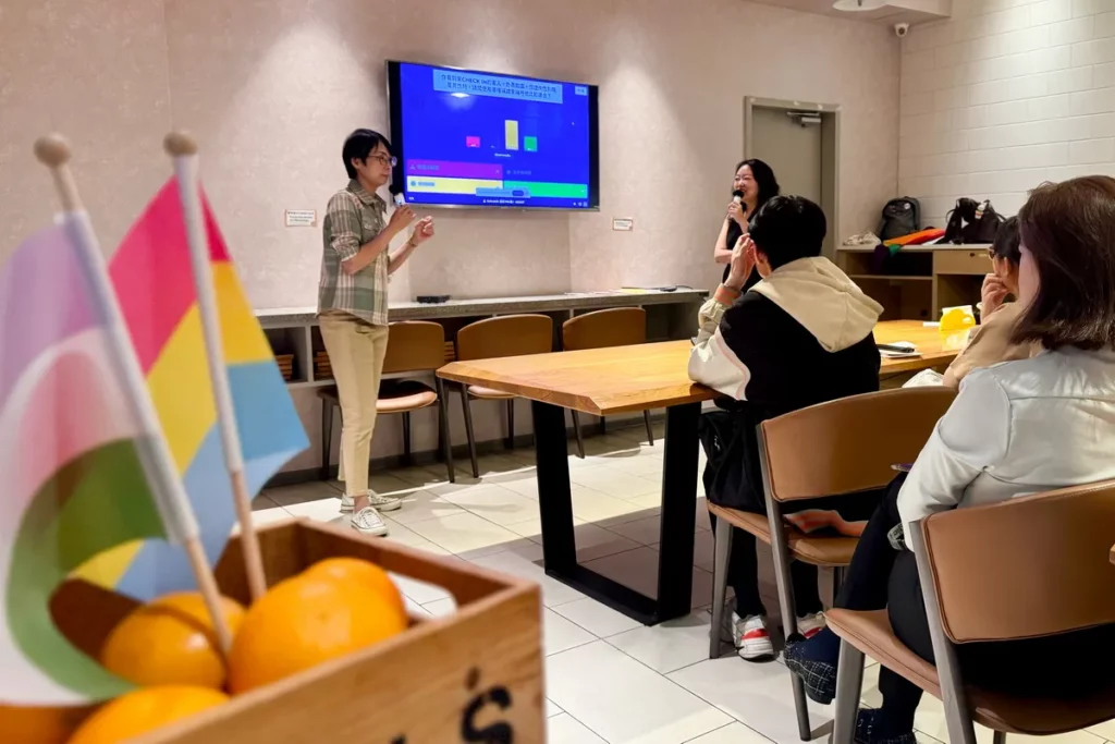 「台灣同志諮詢熱線協會」為桔子商旅全體員工進行LGBTQ+友善服務培訓，涵蓋應對語言、空間調整與多元身分認識，讓友善成為服務的日常。（圖／福泰飯店集團提供）