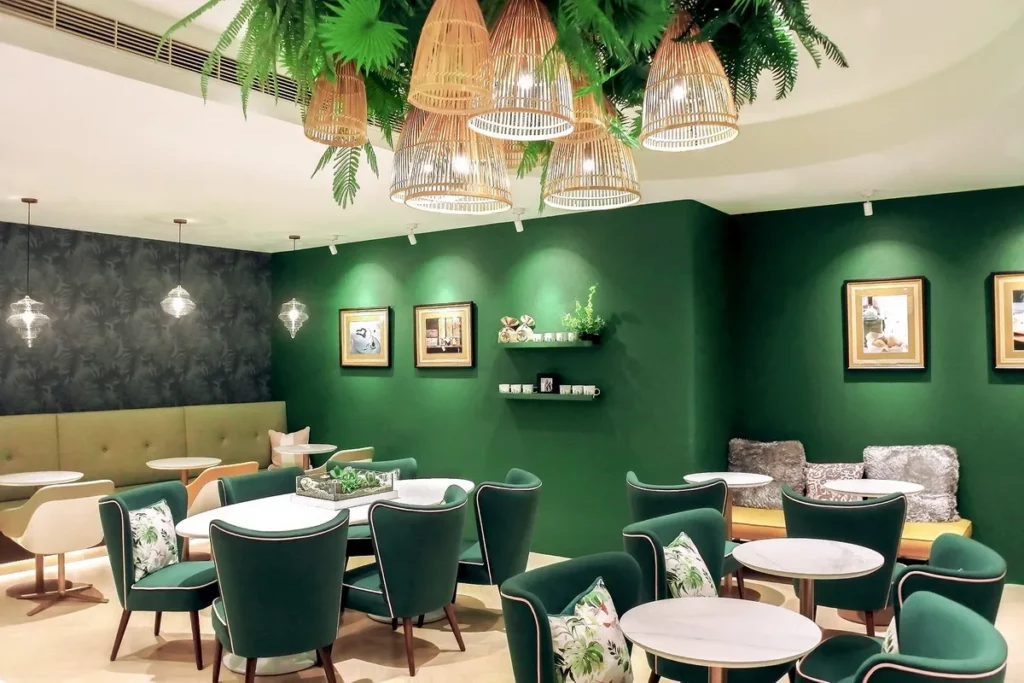 台北凱撒大飯店一樓 Drink Bar 為旅客提供多元休憩空間，白天供應咖啡飲品、夜晚營造微醺氛圍。「清涼一夏 饗住凱撒」住房專案贈「春一枝」水果冰棒，旅客若意猶未盡，亦可於 Drink Bar 加購愛文芒果、蜂蜜檸檬、海鹽西瓜等多款口味。圖／台北凱撒大飯店提供