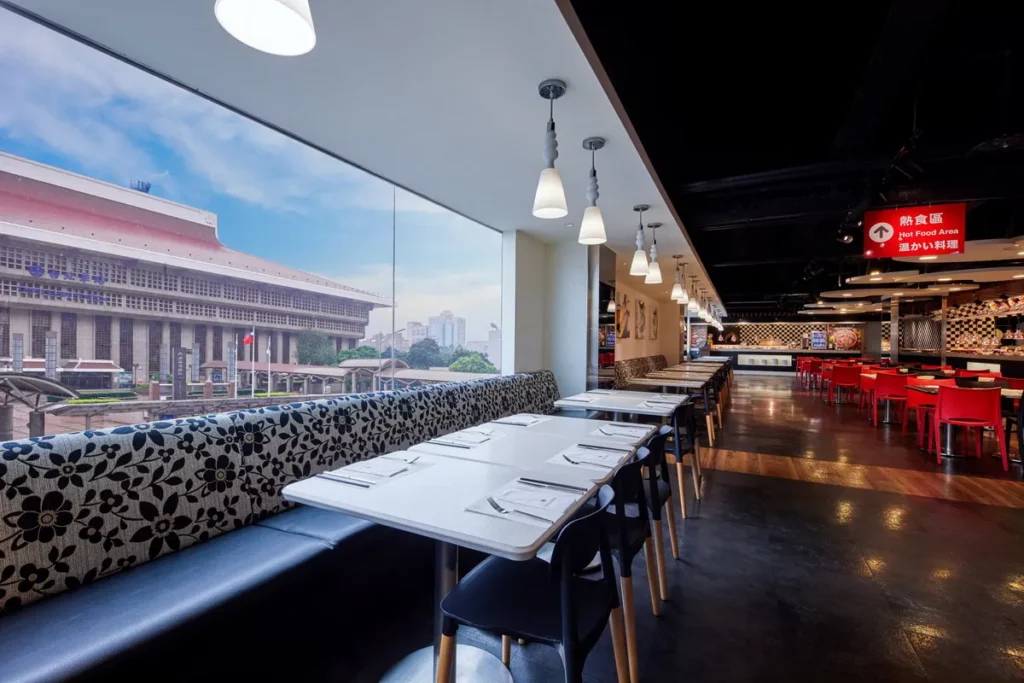台北凱撒大飯店正對台北車站，透過官網預訂「清涼一夏 饗住凱撒」住房專案，即可享Checkers自助早餐，連住兩晚以上再加贈自助晚餐。圖／台北凱撒大飯店提供