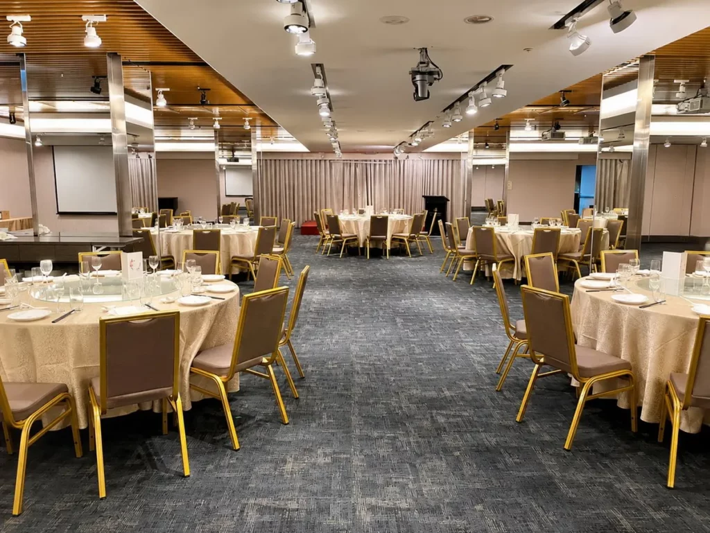 台北凱撒大飯店宴會廳推出「沁涼一夏 微醺饗宴」桌席專案，預訂即可享台灣啤酒無限暢飲或主廚升等美饌二選一，適合企業餐敘及親友歡聚。圖／台北凱撒大飯店提供