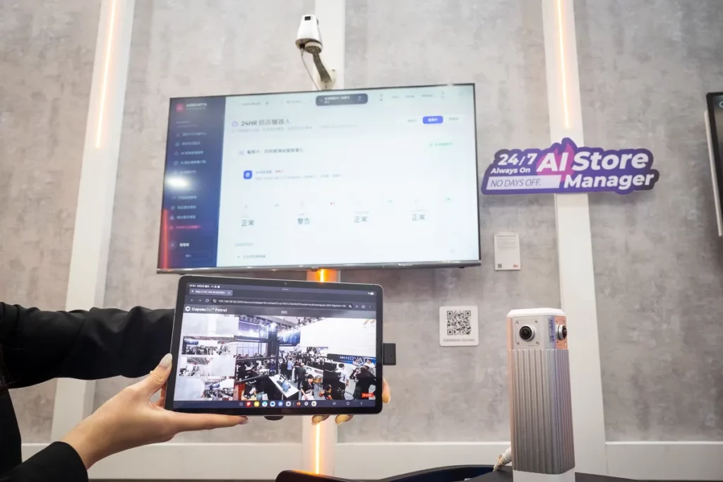 AI巡店機器人全天候蒐集360度全景影像，以VLM場景認知分析技術三餐期執行巡檢任務，分擔多項人工巡查職能