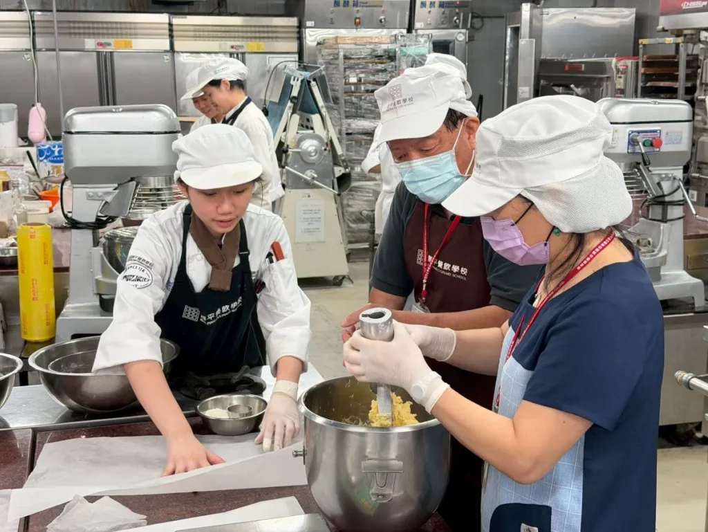 開平餐飲以青銀共學的模式辦理樂齡學堂，代間教育促進世代共融與社會參與。開平餐飲學校/提供