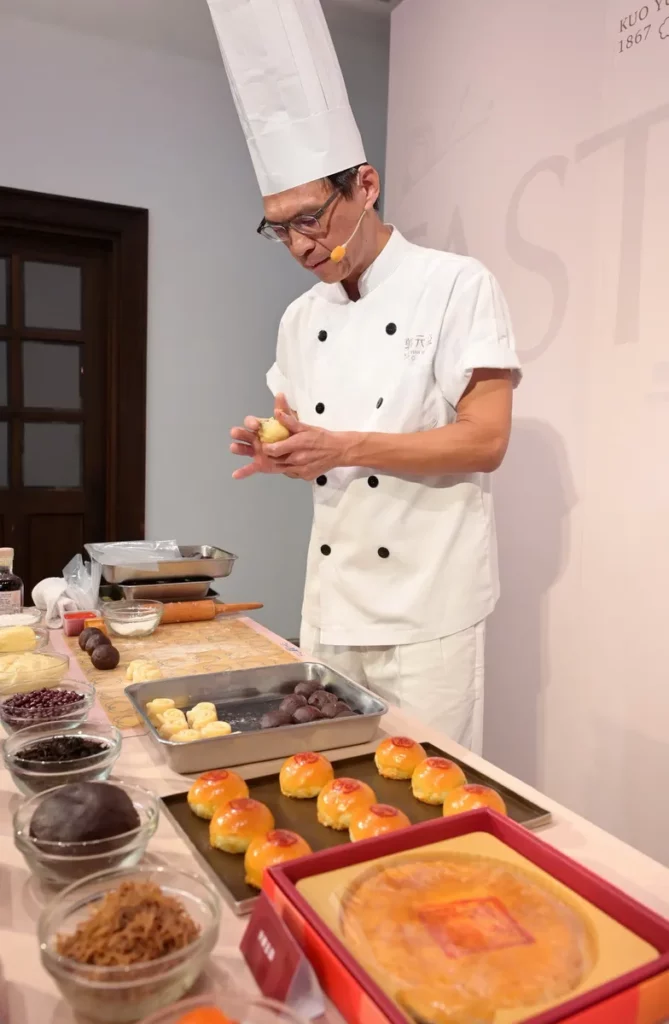 郭元益糕餅師傅在160周年發表會示範百年糕餅手作技藝,台式大餅變身迷你尺寸仍包入相同豐富餡料,不僅挑戰師傅手藝,原料與製程也全面升級,搖身成為精緻小巧的現代漢餅,適合隨時享用。