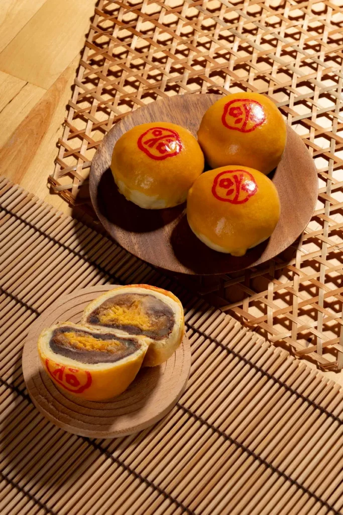 今年中秋節,郭元益慶祝160周年,將陪伴台灣人許多重要時刻的經典傳統台式大餅,升級變身個人化迷你版,「京饌玉露酥」酥皮選用日本煉瓦小麥粉與荷蘭發酵奶油,搭配台灣茗茶香氣與國產豬後腿肉絲,在經典鹹香中展現清新茶韻,清爽不膩。