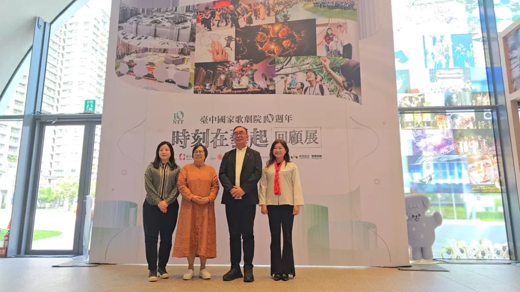歌劇院藝術總監李惠美特別感謝多位關鍵的合作夥伴陪伴支持歌劇院。從提供營建支持的麗明營造、長年贊助公益的藝企合作對象，以及多年陪伴歌劇院成長的志工團隊，到由國立台灣交響樂團（NTSO）帶來的精彩現場演出。（圖/陳惠玲攝影）