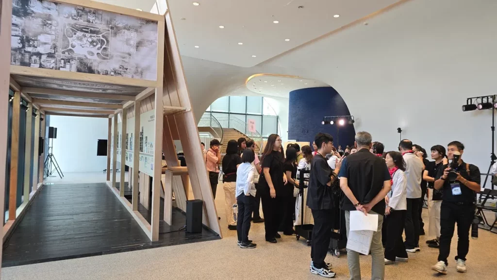 臺中國家歌劇院自7月1日起至11月1日推出「時刻在藝起：NTT 10週年回顧展」。畫面為一樓忘我廳「時光迴廊：藝術與永續的交會」攝影展。（圖/陳惠玲攝影）