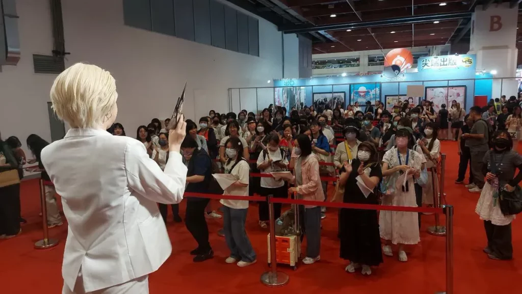 現場粉絲熱情的與主持人互動