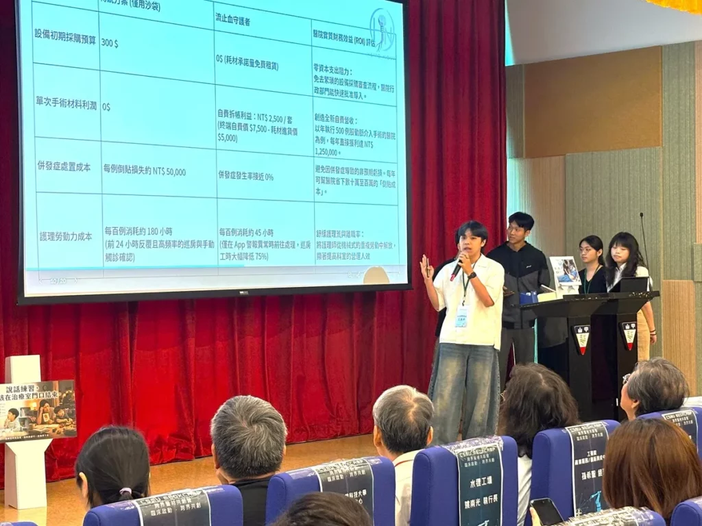 學生團隊於Demo Day上分享跨域醫材創新提案，並與專家交流。（圖/中山醫大提供）