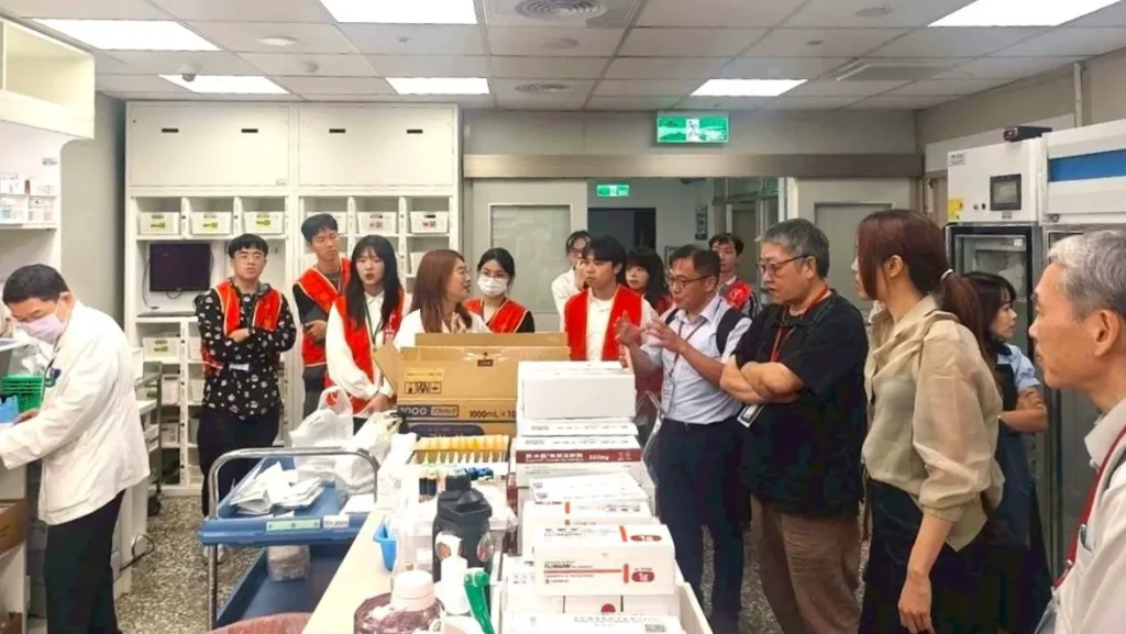 學員參訪中山附醫智慧醫療場域，實地了解智慧藥事與智慧牙醫教育的創新應用。（圖/中山醫大提供）