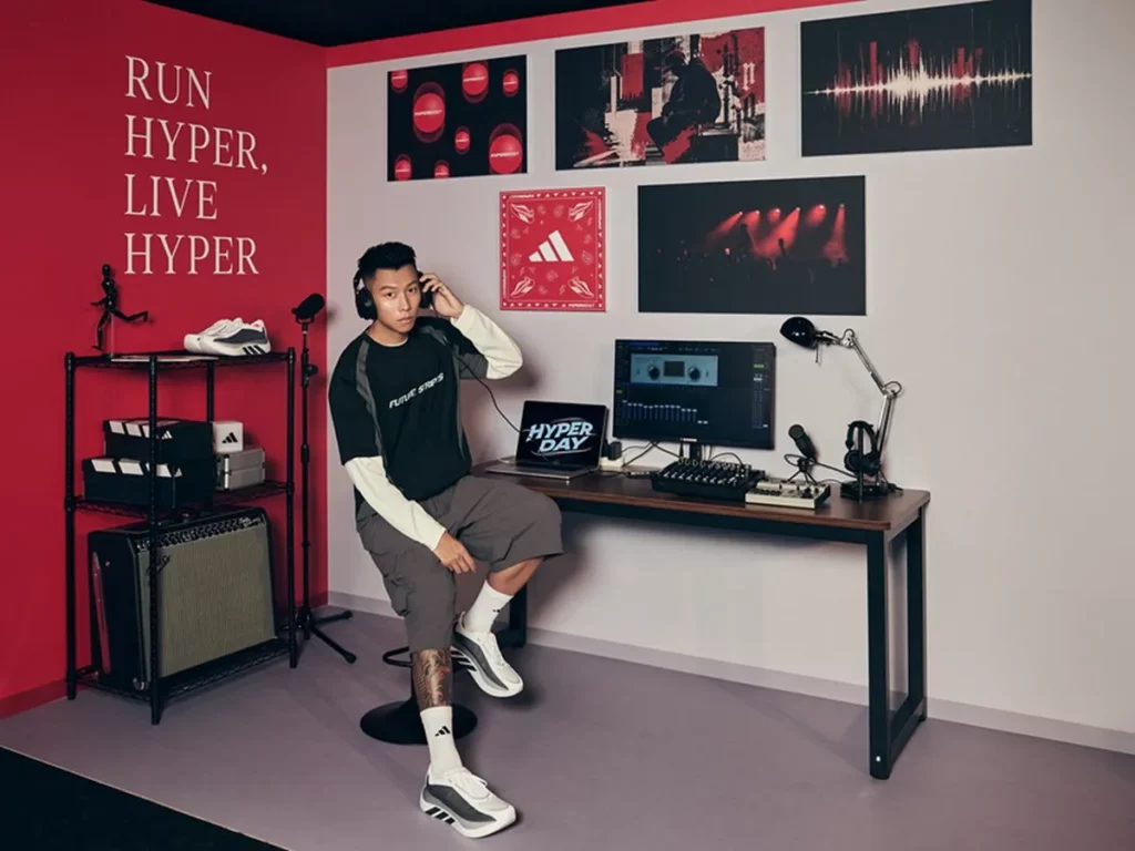  adidas突破性HYPERBOOST PRO超級泡棉科技，提供優異緩震回彈表現。
