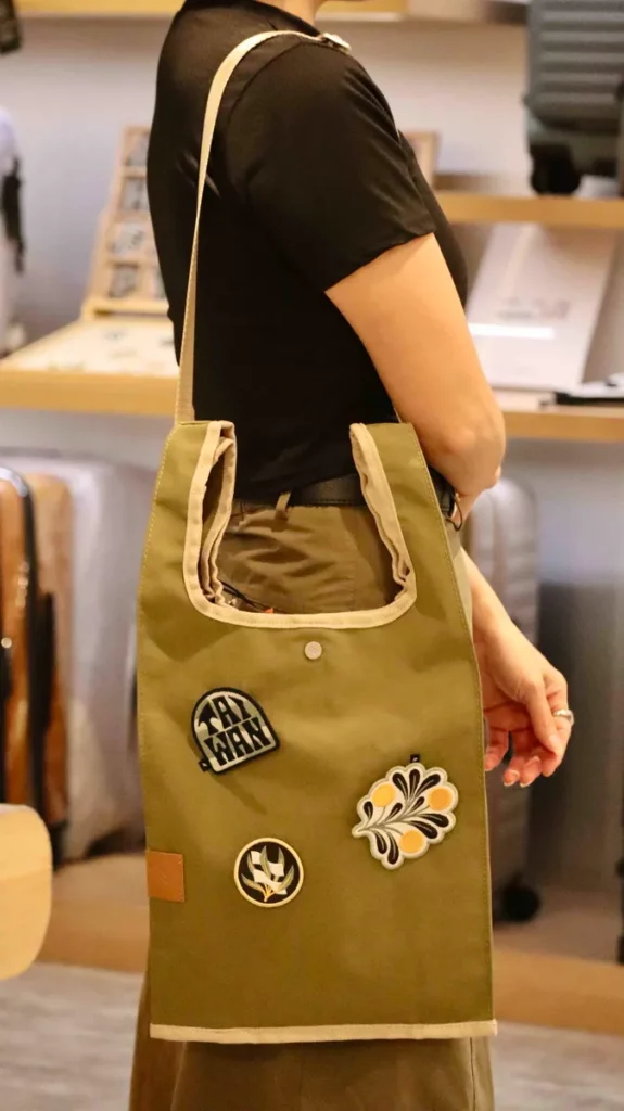 LOJEL推出周末限定刺繡徽章⾞縫活動，打造自己的專屬風格包款