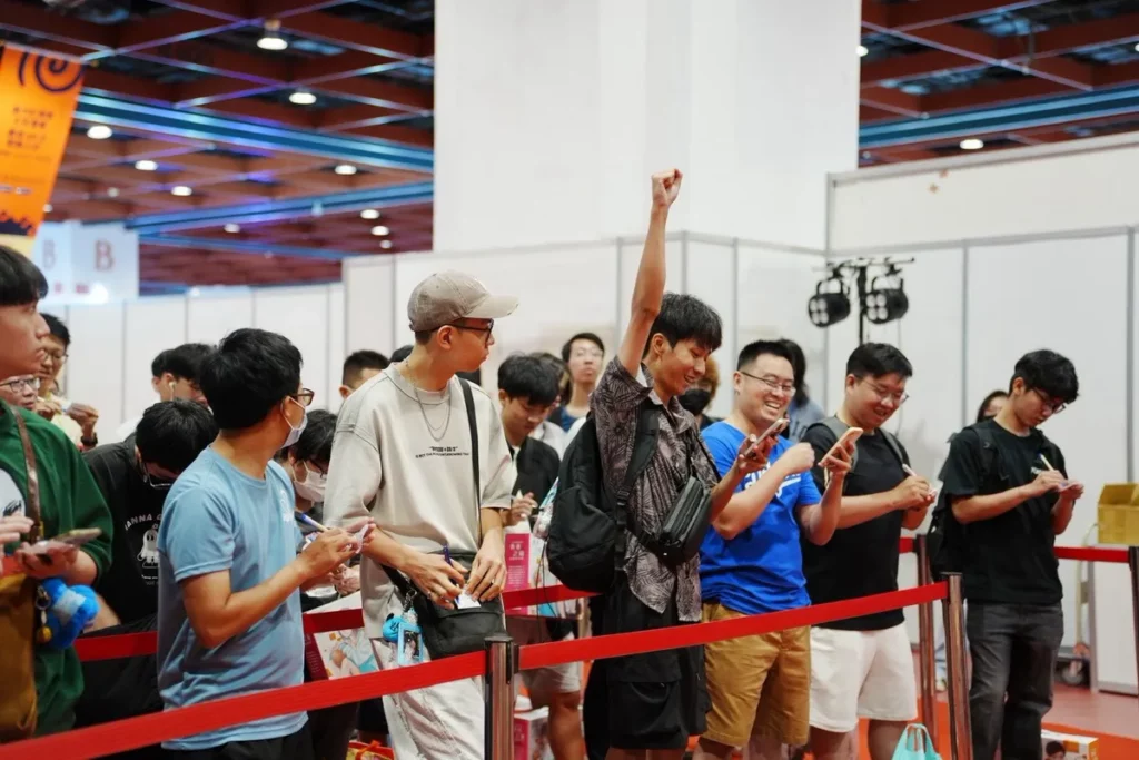 主持人大乃進行搶答環節,並與熱情的讀者互動。