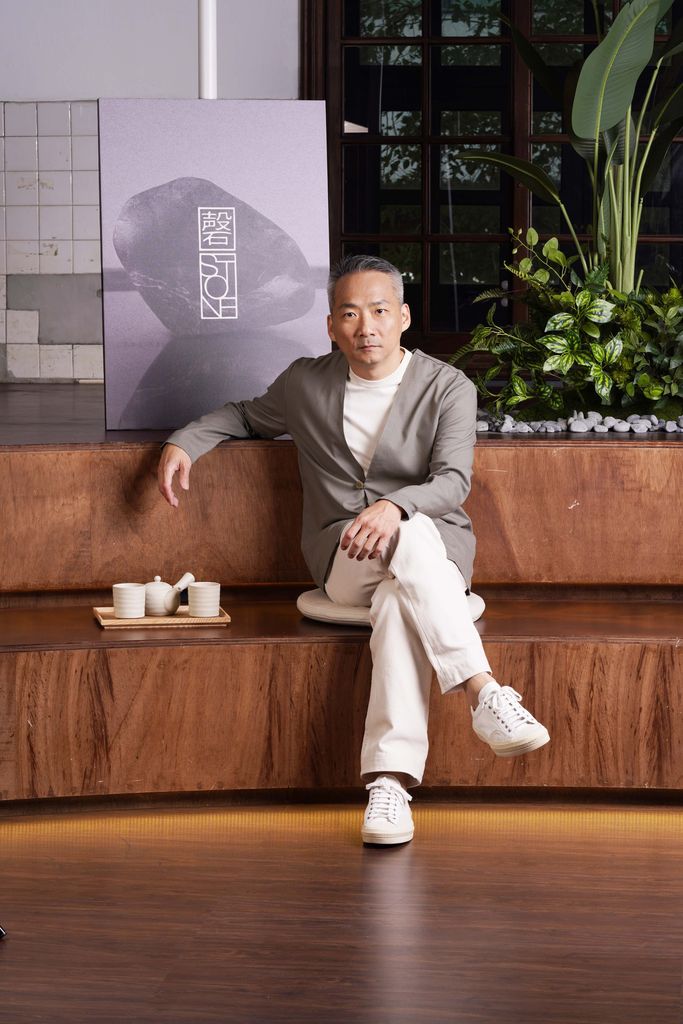 音樂創作人石頭的世界總是充滿熱情與聲響；今年 3 月，石頭將這份內在的覺察轉化為全新香氛品牌 《磬 by STONE》