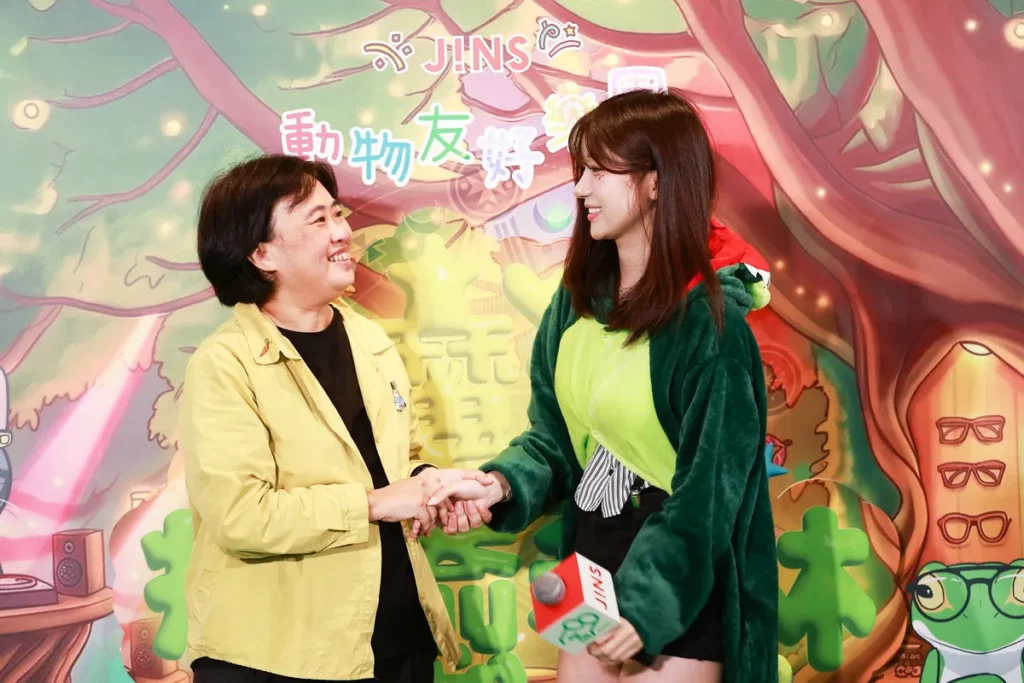 JINS廢鏡新思活動大使李珠珢捐出身上的私服義賣，感謝得標者熱心支持動物平權，支持浪浪。