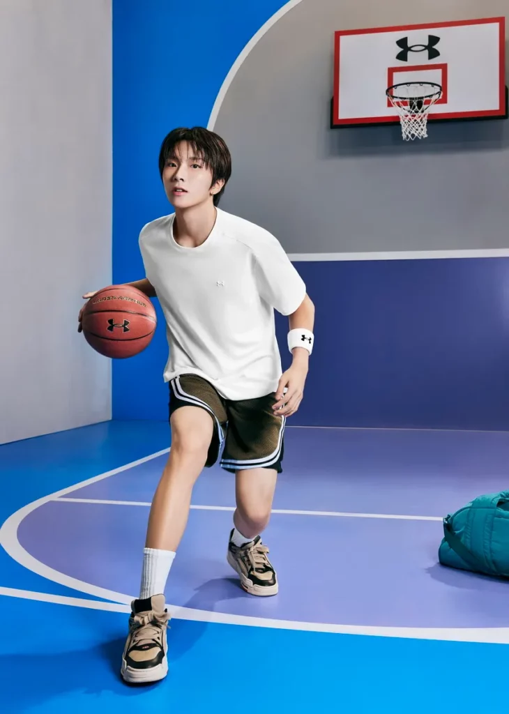K-POP新世代大勢男團BOYNEXTDOOR WOONHAK 著上全新「UA Bouncy Tee」。