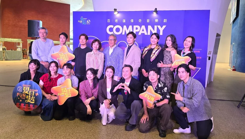 歌劇院十週年重磅鉅獻《Company》，今日記者會後大合影。導演宮本亞門表示，無論是誰都會想要去愛人，或是努力快樂地活下去；找到這個人、進而找到自己，是人生的功課。但在《COMPANY》中，幾乎沒有所謂「最後都幸福快樂」的婚姻生活，也是這部戲非常人性、令人憐愛的地方。（圖/陳惠玲攝影）