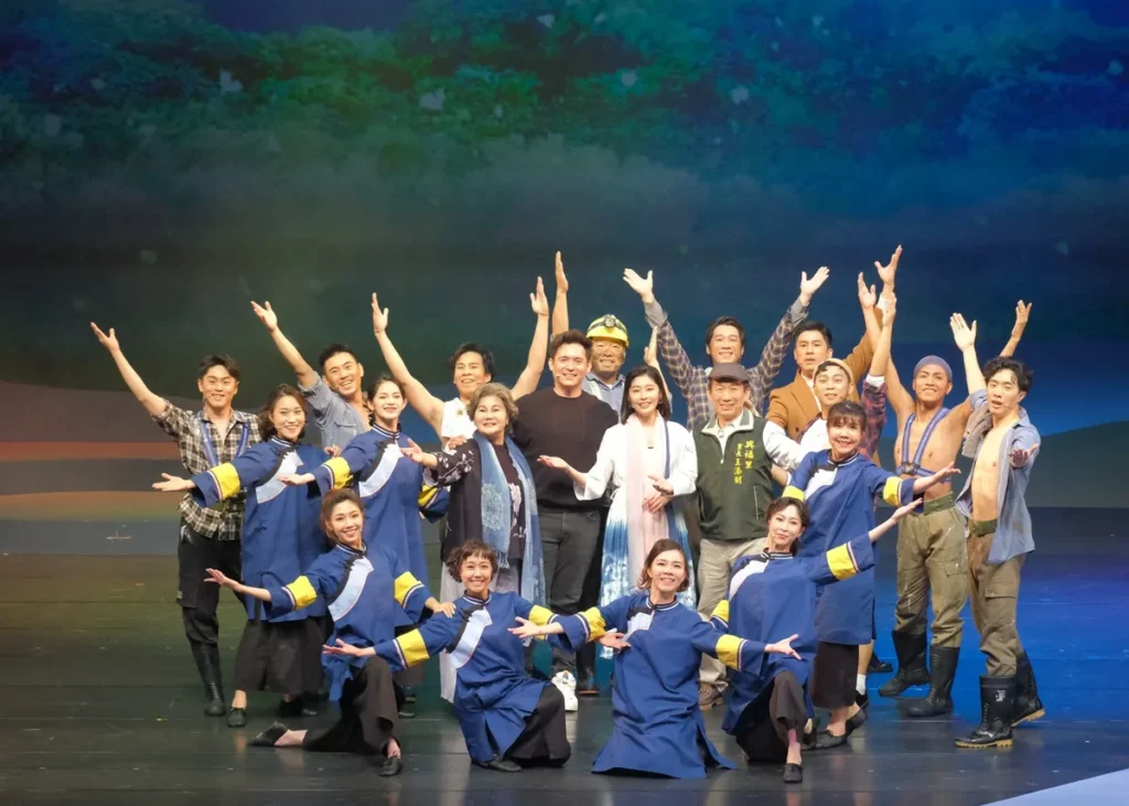 2026夏日放／FUN時光—苗北客家流行音樂劇《那一天，彩虹出現》，音樂劇包含了家族記憶、土地情感、礦業歷史、祖孫牽繫與離鄉返鄉之間的人生選擇與情感聯繫。（圖/歌劇院轉提供©苗栗縣苗北藝文中心）