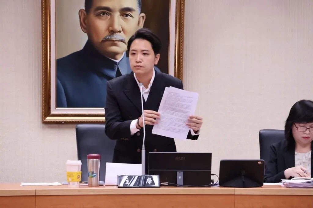林宜瑾拐杖對羅廷瑋使出「刺槍術」 政客爽酸：抗中保台演練？ 網怒：給那麼高薪水是來作秀的？