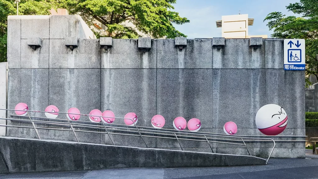 沿著出口往前走的電梯出口，有「霹靂電球」與「頑皮雷彈」，在斜坡上列隊歡迎你。