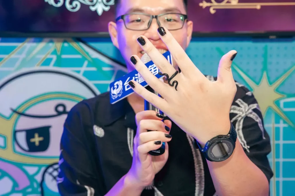 簡士頡老師一登場就吸引全場焦點，他秀出自己塗的黑色指甲油和蛇型戒指，化身女巫界的閃亮巨星