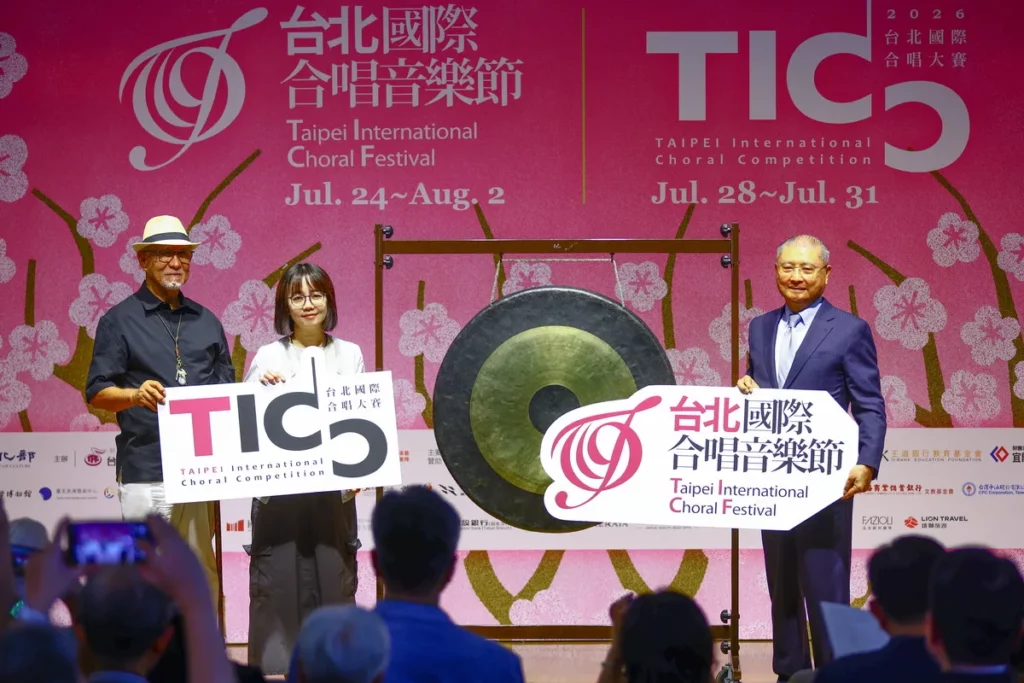 藝術總監杜黑（圖左）、文化部李潔明專門委員（圖中）、李詩欽董事長（圖右）