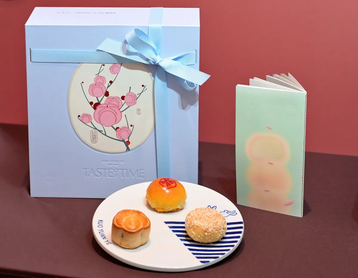 郭元益160周年「時味。島嶼 Taste of Time」伴手禮盒，從7月2日起秋節限定登場，禮盒同步推出全新迷你頂級台式大餅系列，圖左至右為鳳梨椰果餅、京饌玉露酥、芝核香蛋酥。(每盒售價1,680元)