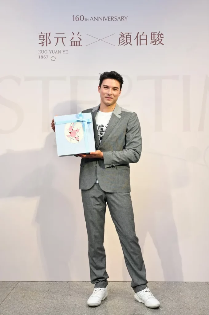 郭元益品牌代言人鳳小岳今(7月2日)出席郭元益品牌160周年活動，帶來兒時糕餅記憶的文字書寫，創作作品將與郭元益 160 週年限定伴手禮盒「時味。島嶼 Taste of Time」同時限量登場。