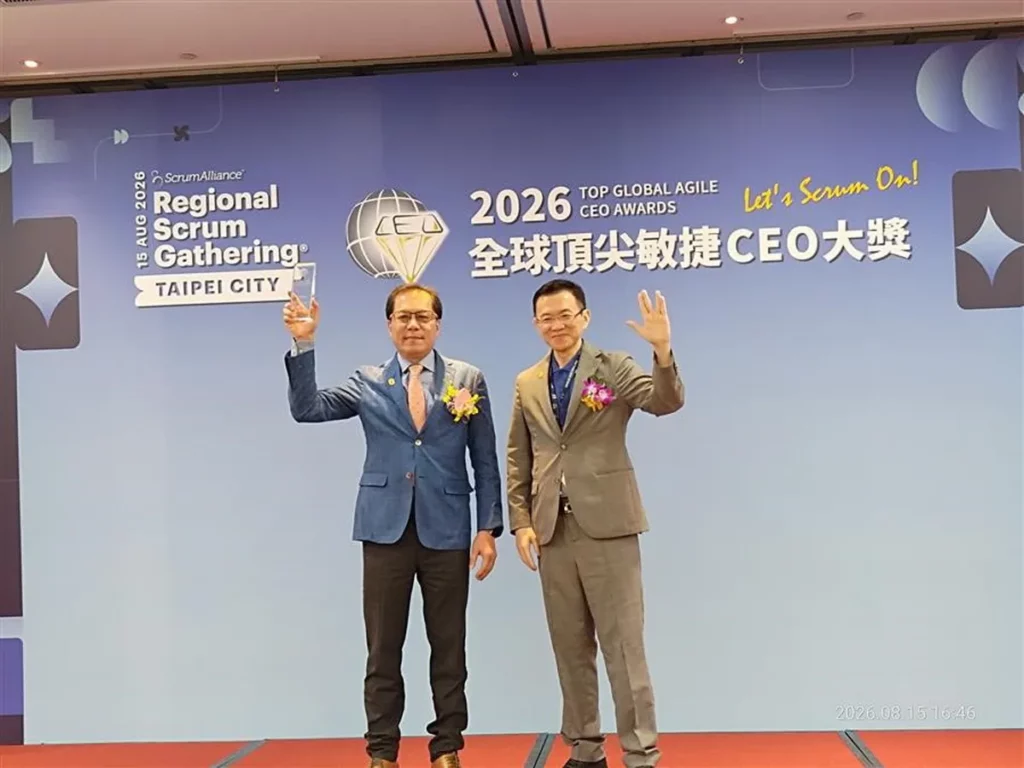 北農吳芳銘總經理(左)榮獲全球頂尖敏捷CEO大獎