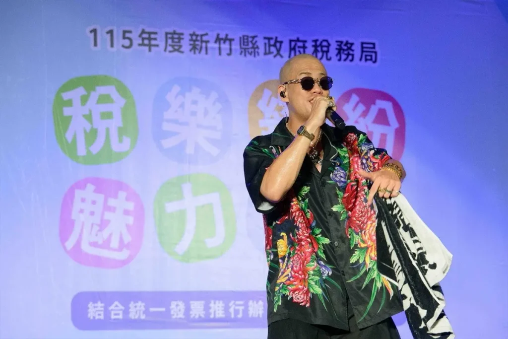 金曲歌王呂士軒狂歡開唱，現場氣氛活潑熱鬧。