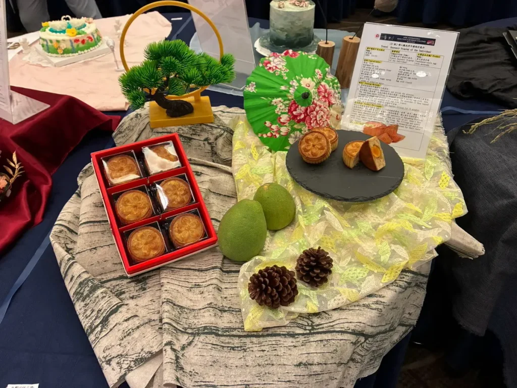 吳鳳科大觀管系陳家毅同學以「廣式蛋黃月餅」勇奪金牌。作品完美復刻廣式傳統的經典工藝，並融入在地特產入餡，呈現兼具傳統美學與創新層次的道地風味