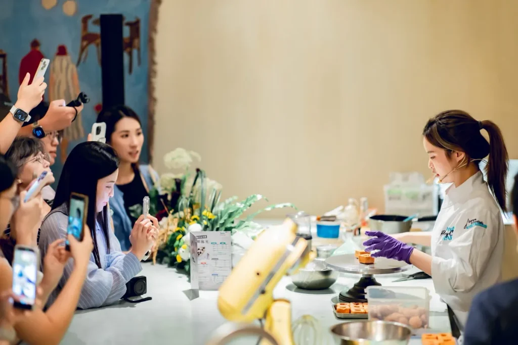 對姚姿安主廚而言，法國鮮奶油不只是甜點配方中的基礎原料，更是創作中協調不同風味的重要元素。