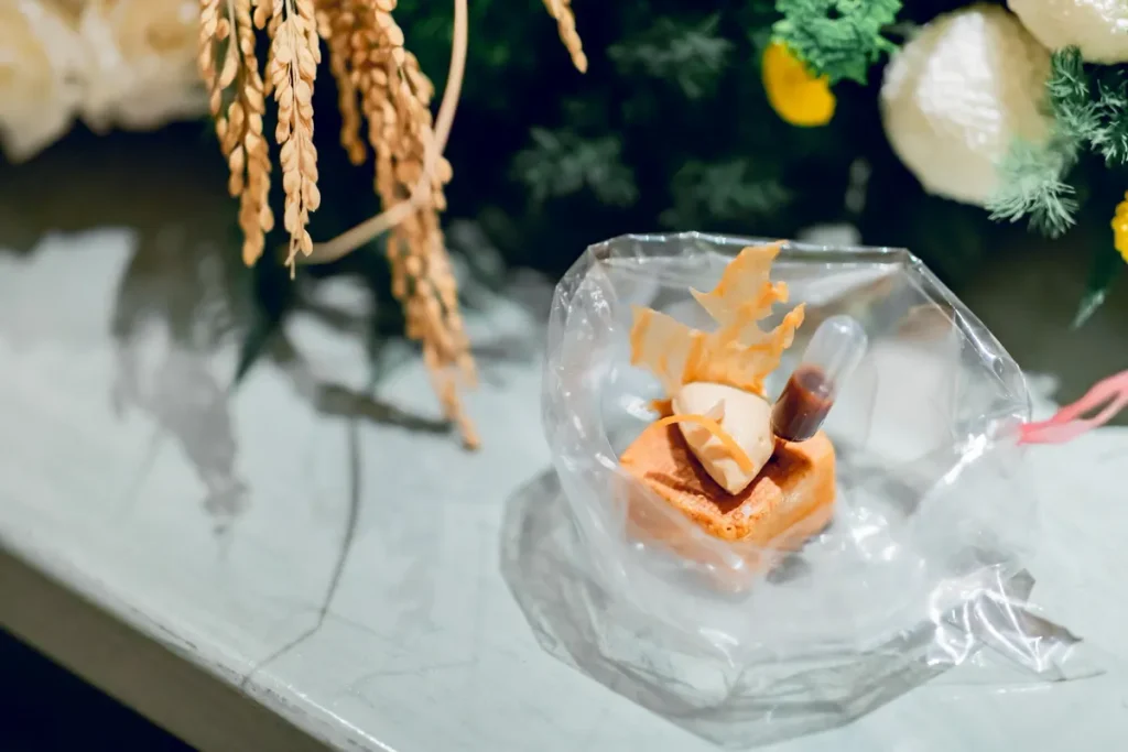 臭豆腐作品則以泡芙為結構，轉化鹹香、發酵與台式泡菜酸度等味覺記憶